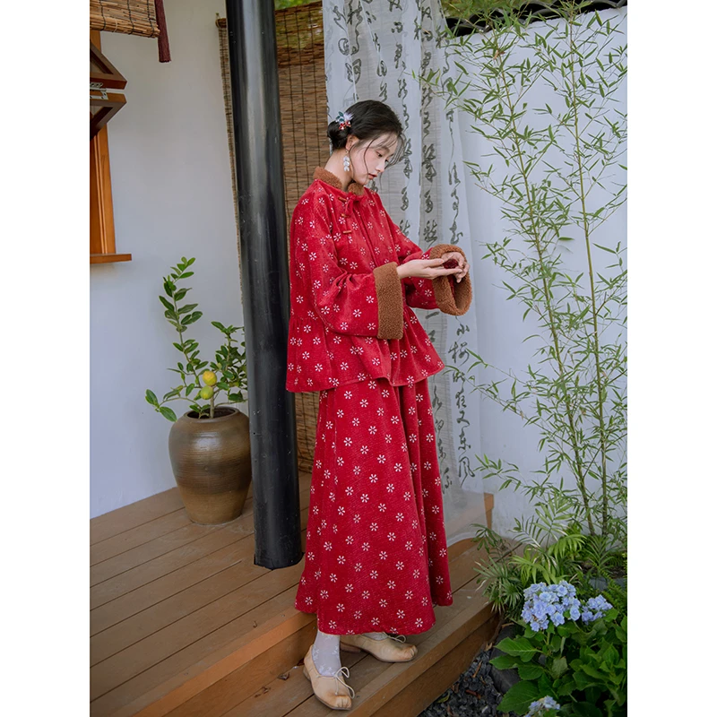 南风谷【小春禧】喜庆新年战袍刺绣小花国风薄绒荷叶边可爱套装女