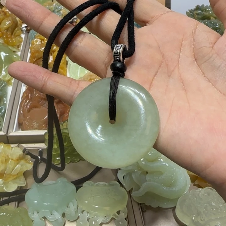 蛇纹石玉吊坠未镶嵌