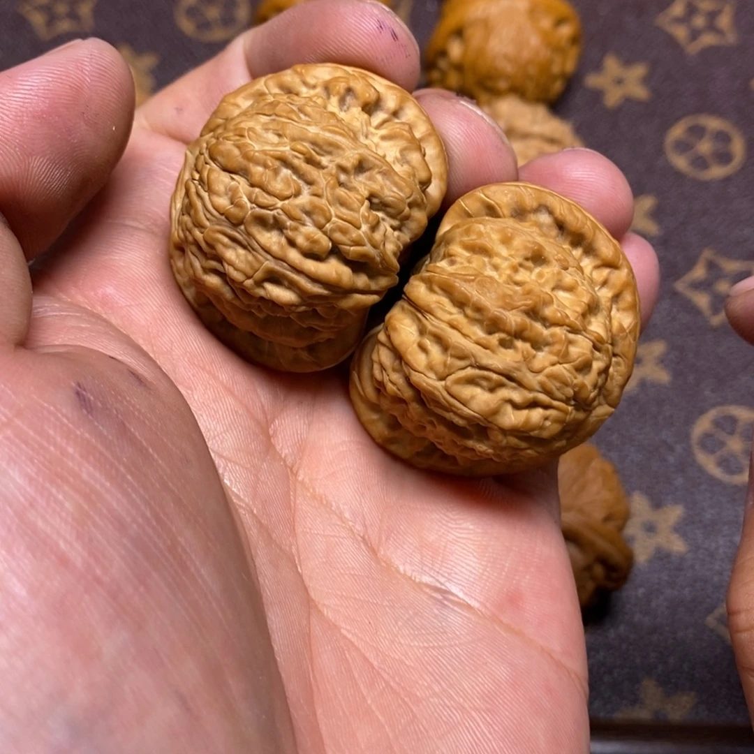 文玩核桃吊坠白狮子