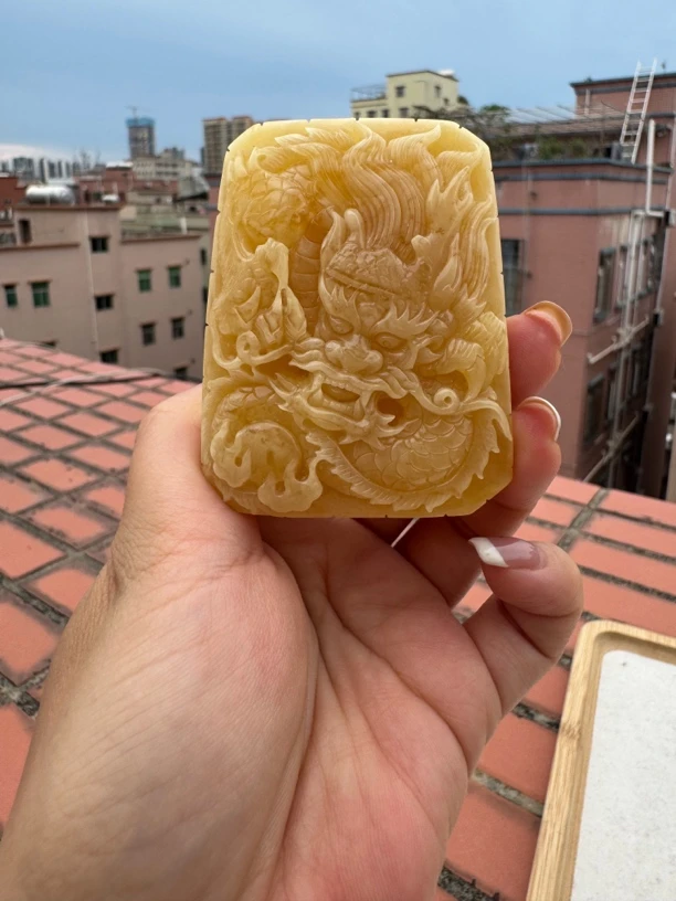 天然蜜蜡俄料白花 子冈牌龙牌吊坠 裸重：42.29克，（赠送链子）
