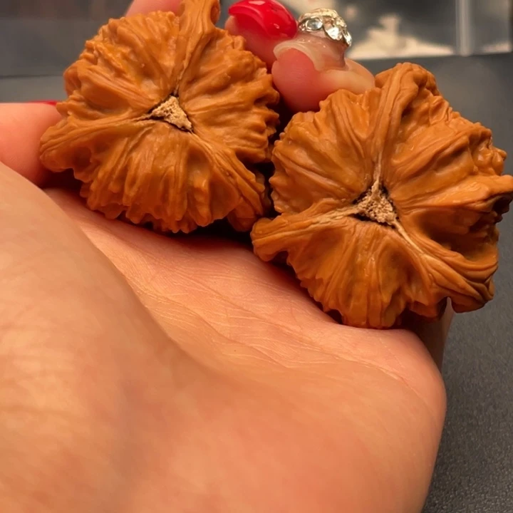 T***L文玩核桃吊坠白狮子