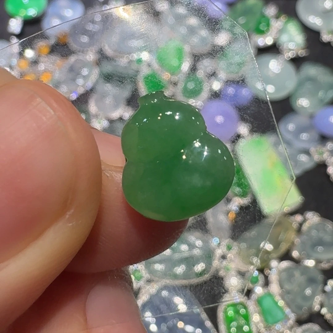 翡翠未镶嵌颈饰葫芦