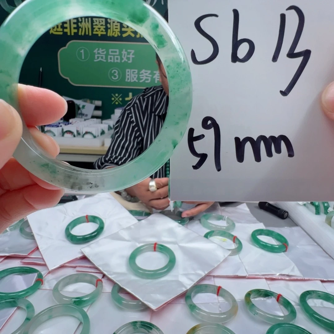 静***间石英质玉手镯未镶嵌