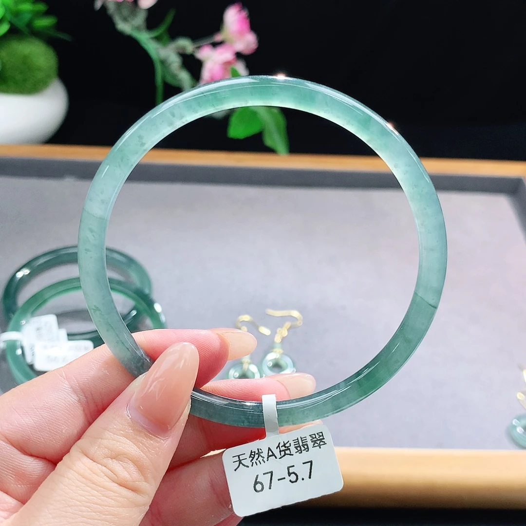 未镶嵌手镯（圆镯）翡翠