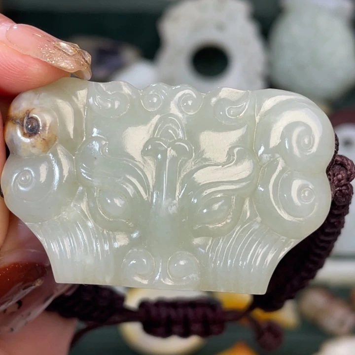 修***性和田玉未镶嵌颈饰