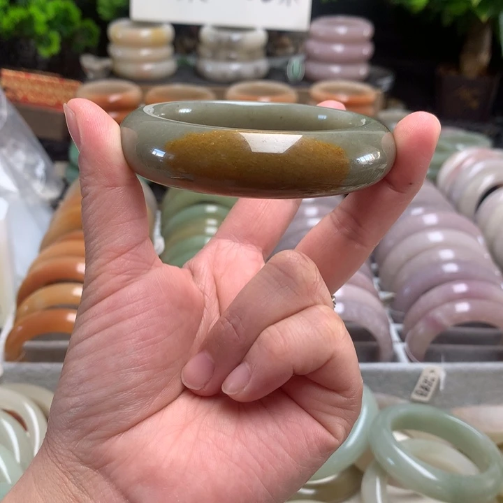 石英质玉（佘太翠）未镶嵌手镯60.4