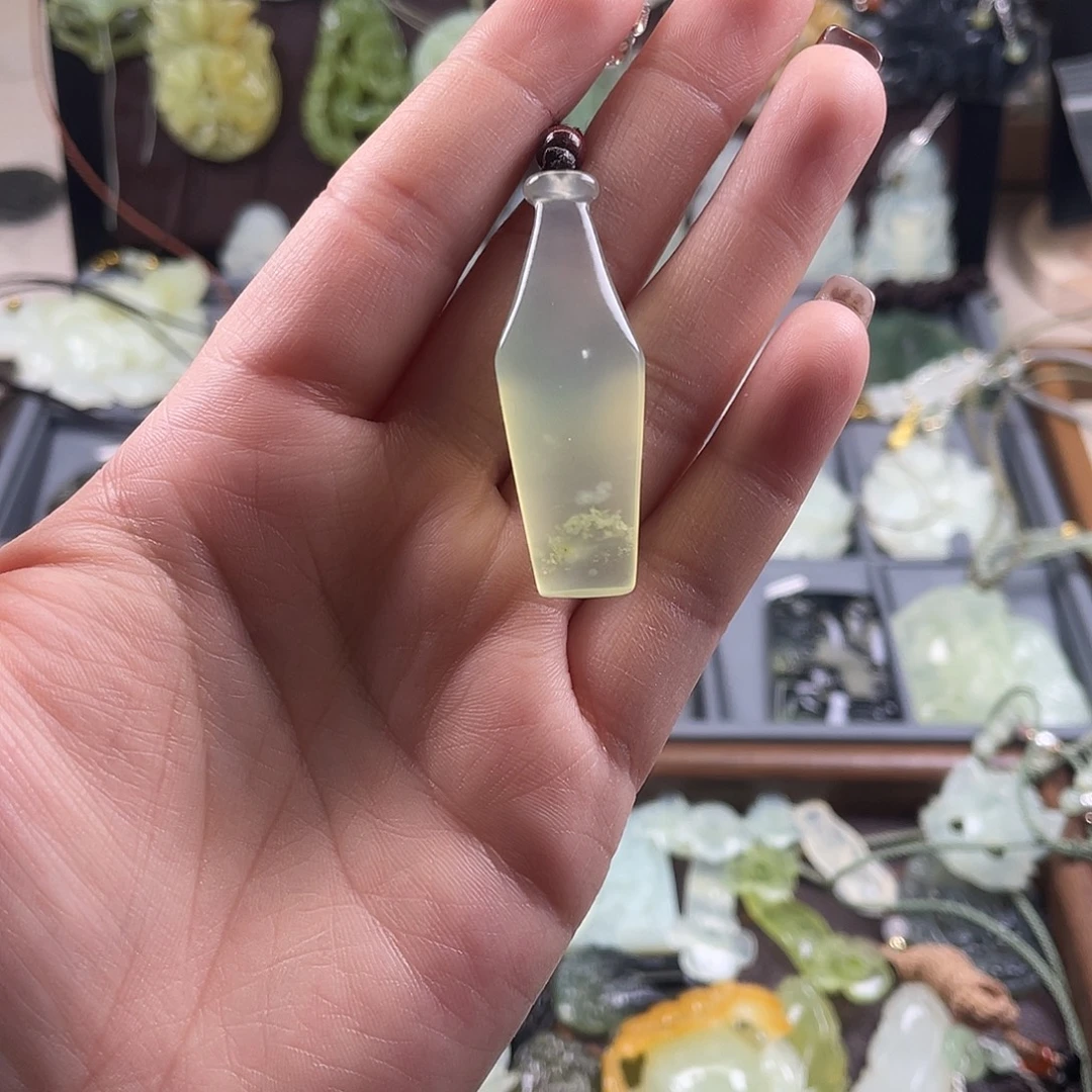 岫玉未镶嵌吊坠(赠链)