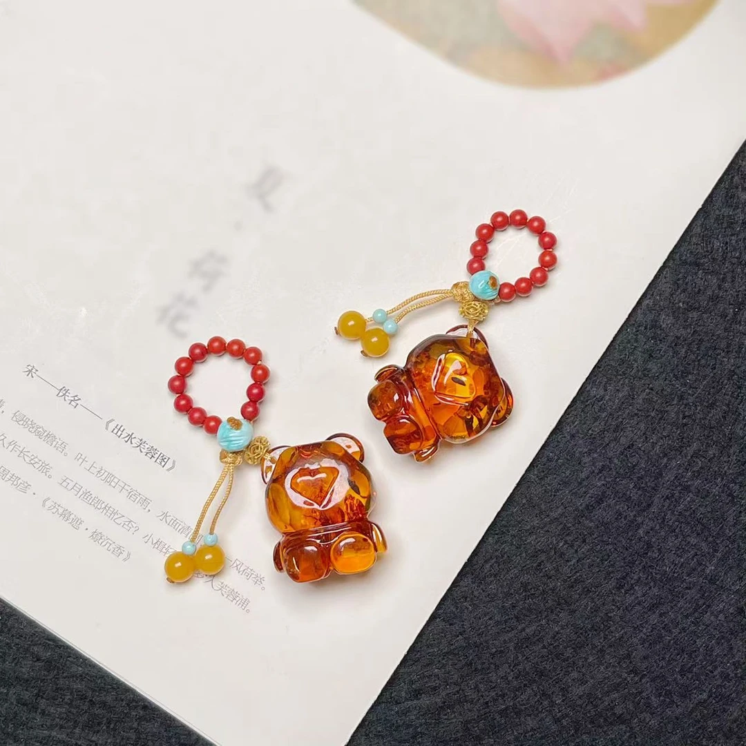 天然原矿花珀雕刻小熊设计款滴流多样性发其一