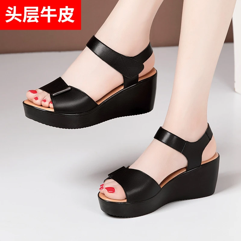 坡跟凉鞋女夏新款中老年真皮松糕厚底防滑软底舒适大码妈妈鞋凉鞋