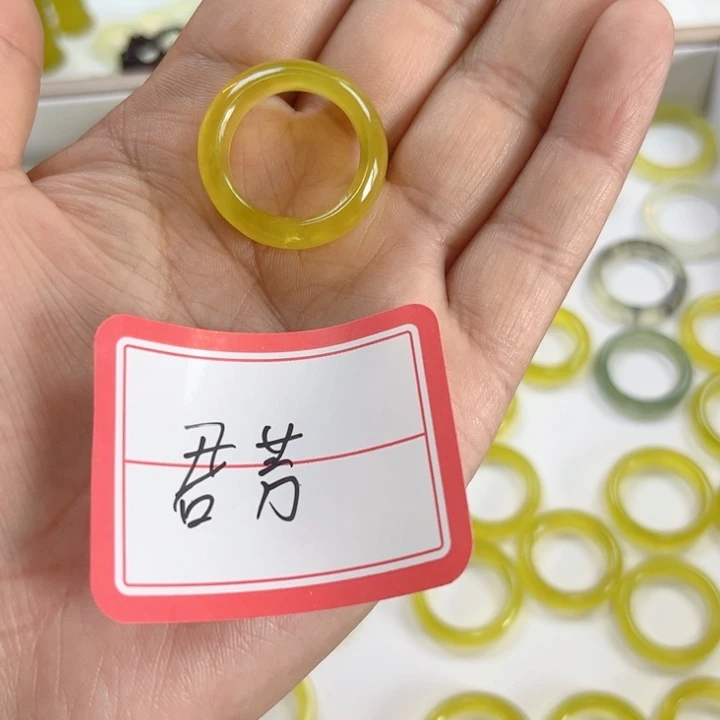 君***芳蛇纹石玉未镶嵌颈饰