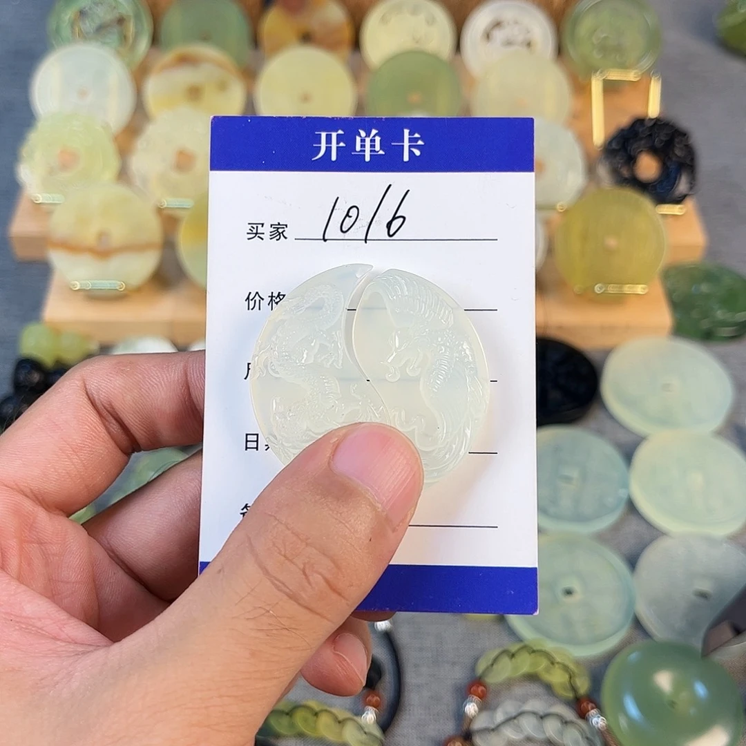 用***3未镶嵌蛇纹石玉颈饰