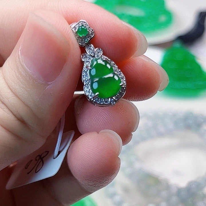 翡翠未镶嵌颈饰1，