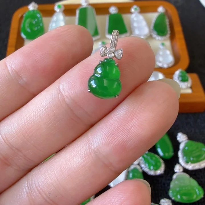 翡翠18K金镶嵌颈饰吊坠