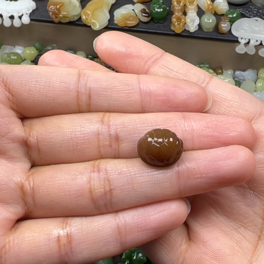 赚***子和田玉未镶嵌颈饰