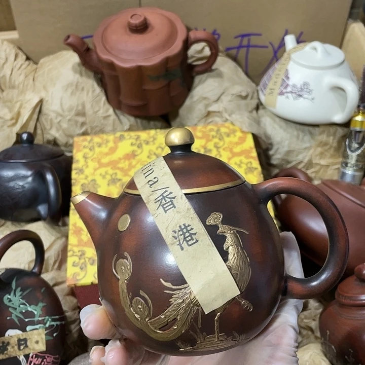 紫砂茶壶原矿泥料，手工制作的一把紫砂壶。