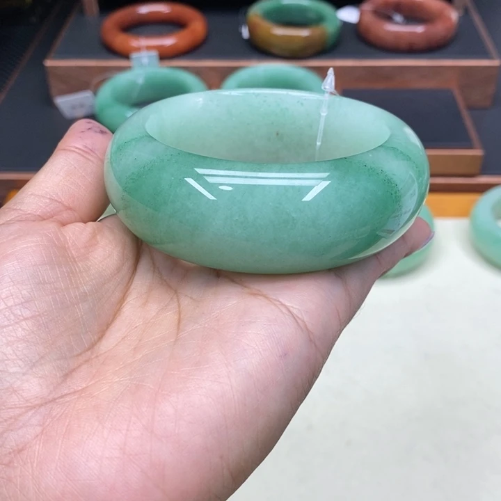 小***点石英质玉未镶嵌手镯