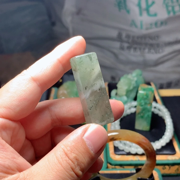 石英质玉未镶嵌颈饰