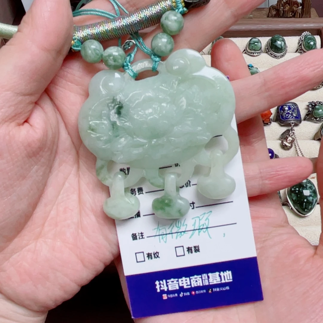 透闪石-蛇纹石玉未镶嵌颈饰