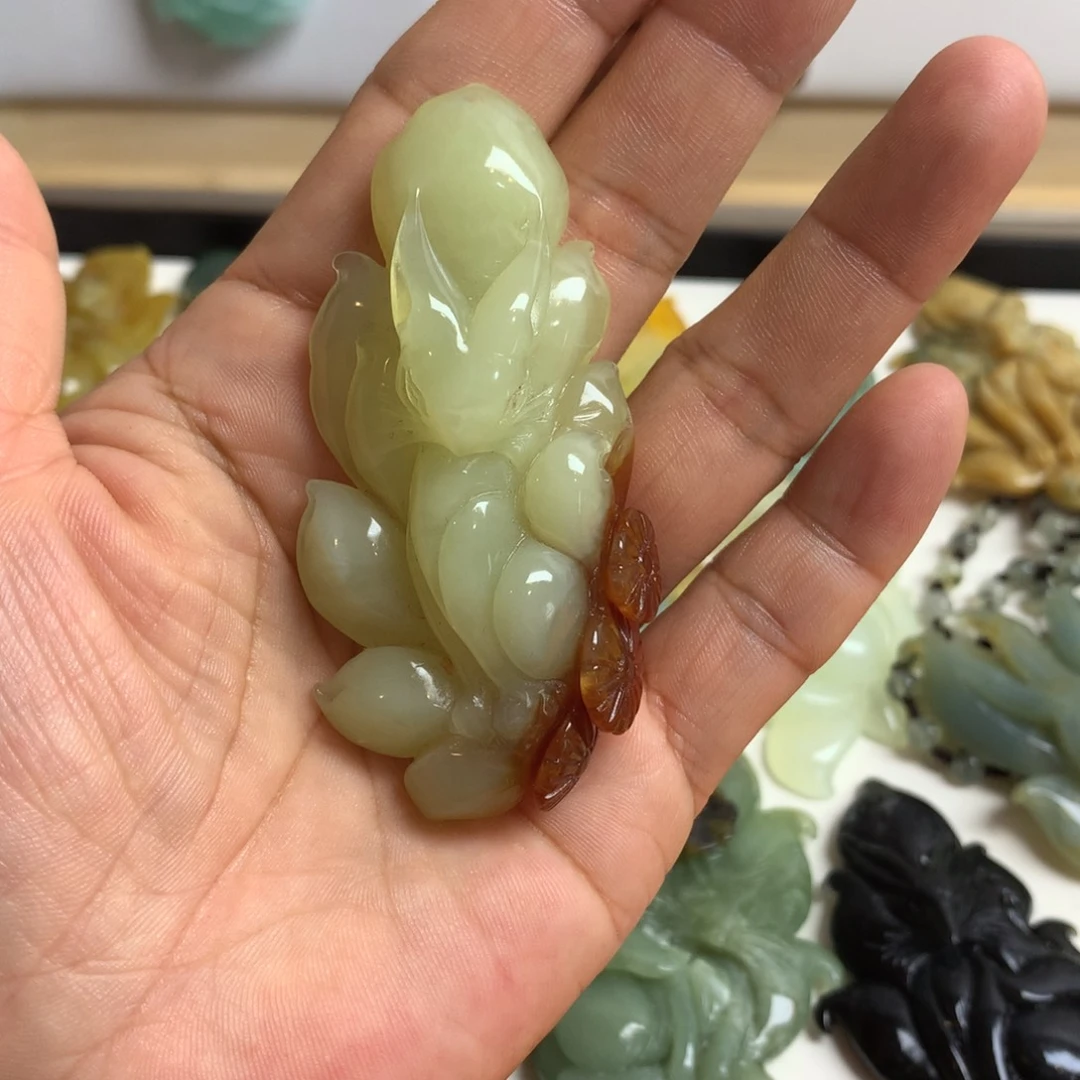 海***丫蛇纹石玉未镶嵌颈饰