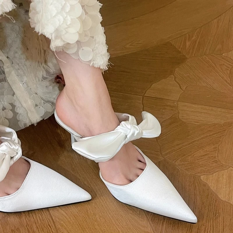 美猫汇高级感绸缎尖头蝴蝶结穆勒包头半拖鞋外穿新中式细高跟鞋女