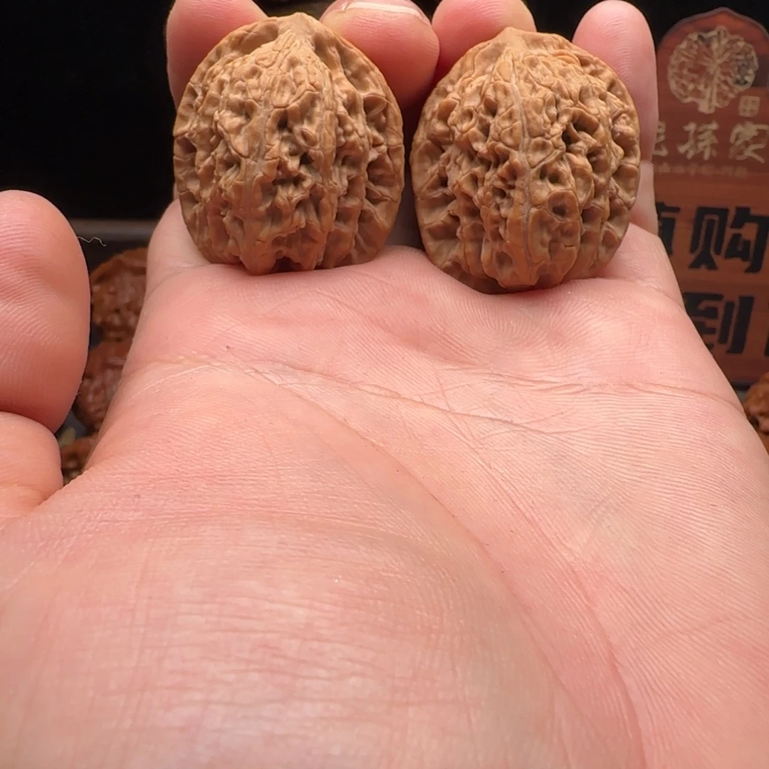 文玩核桃把件鸭蛋虎头
