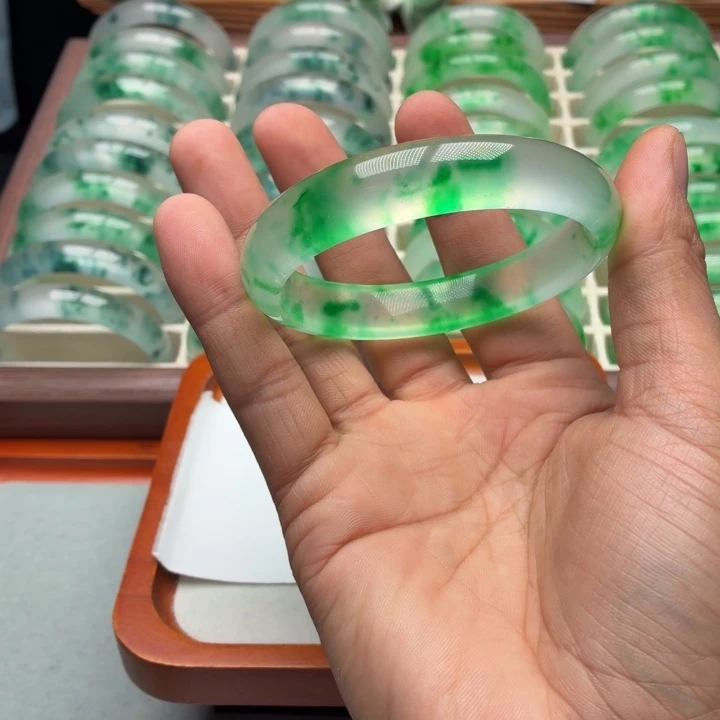 深***兰石英质玉未镶嵌手镯