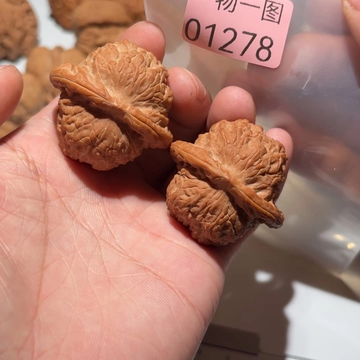 文玩核桃吊坠血麒麟