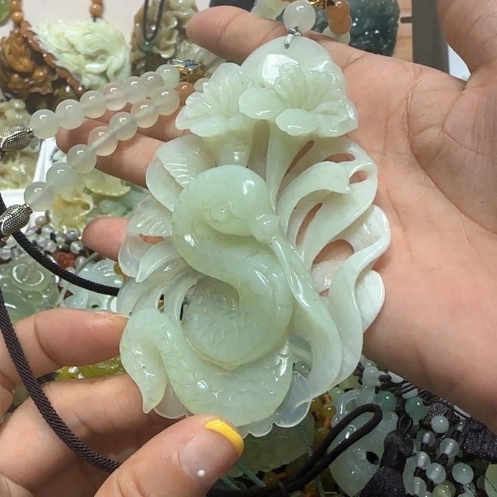 蛇纹石玉未镶嵌吊坠