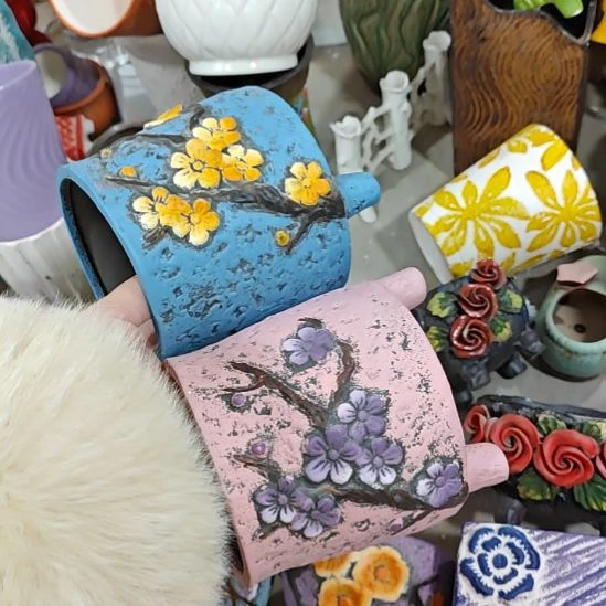 当场拍满15元发货不凑不发，花盆盆口不方不圆有针孔黑点是正常的，