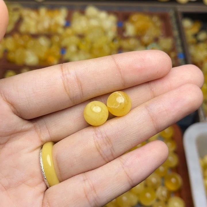 蜜蜡未镶嵌珠宝奇石微瑕放漏 鸡油黄妖花圆珠一对卡10+