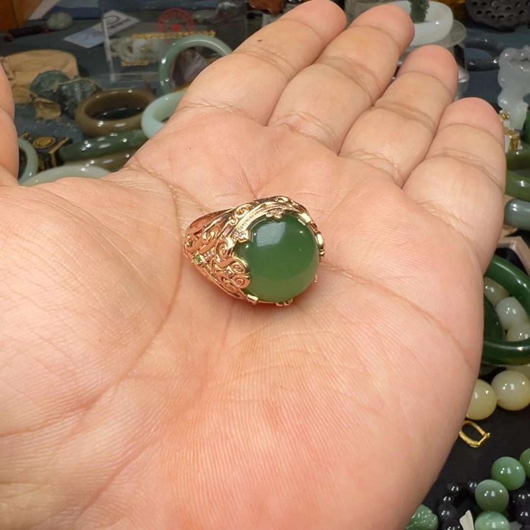 兔***浅和田玉18K金镶嵌戒指