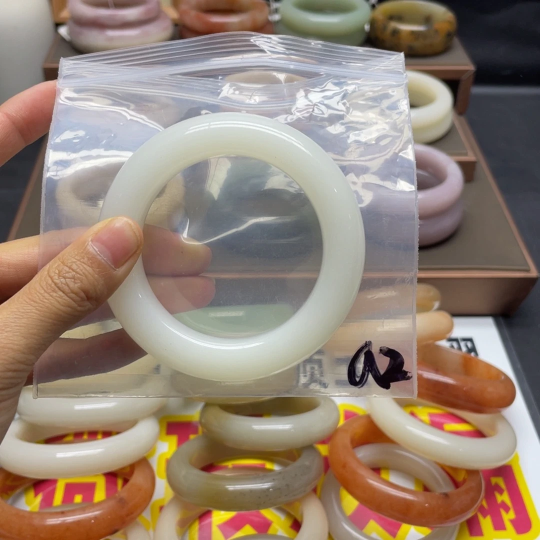 哥****石英质玉未镶嵌手镯