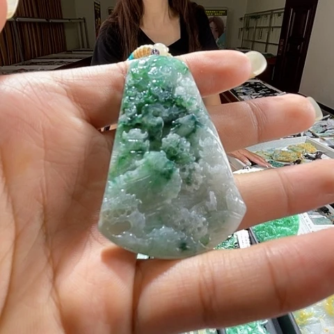 翡翠未镶嵌项圈一个