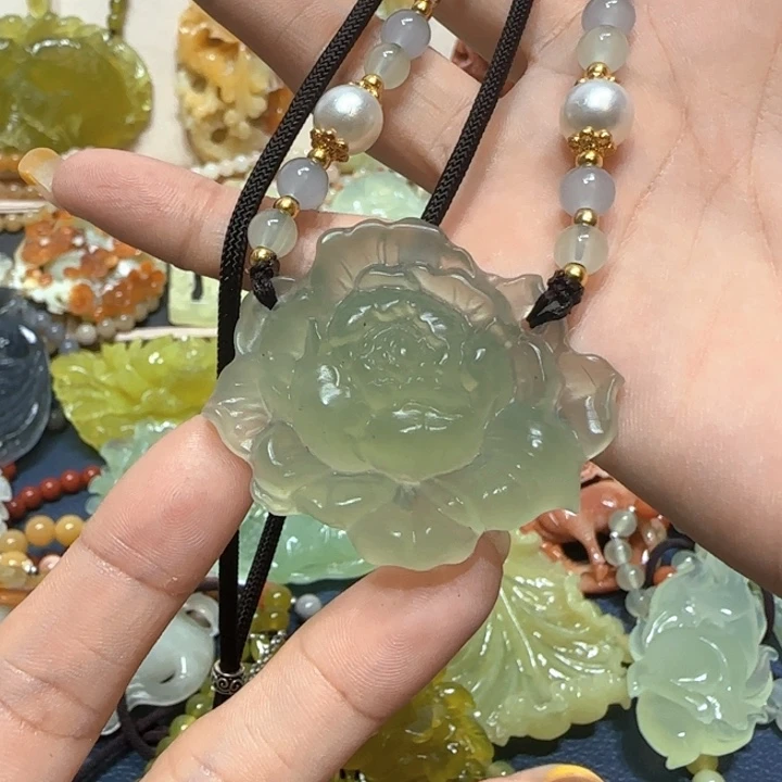 未镶嵌蛇纹石玉吊坠