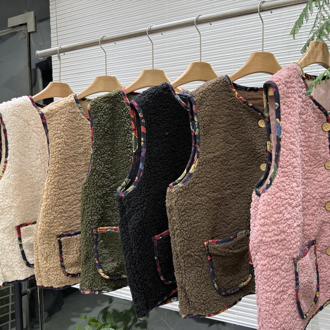 新款秋日流行宽松短款开衫马甲-新中式设计,淡雅红色花卉刺绣,宽