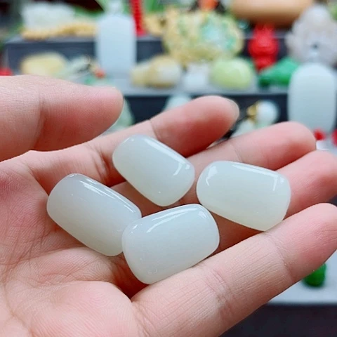 和田玉未镶嵌颈饰多样性一个有瑕疵