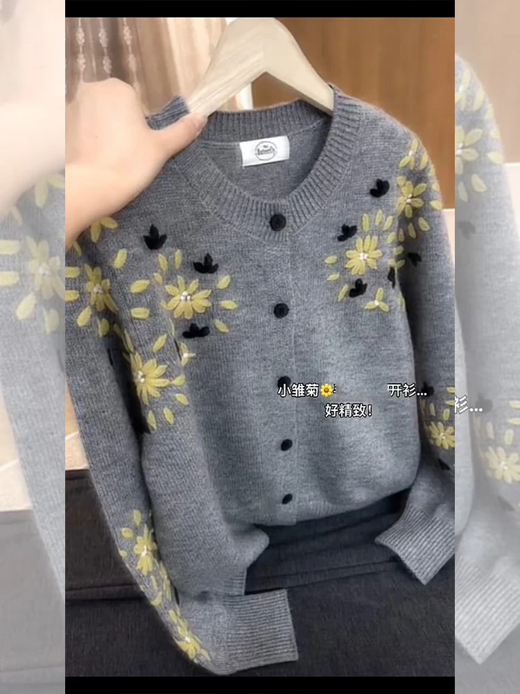 今年流行秋冬新款时尚减龄超好看小雏菊圆领单排扣毛衣开衫外套女