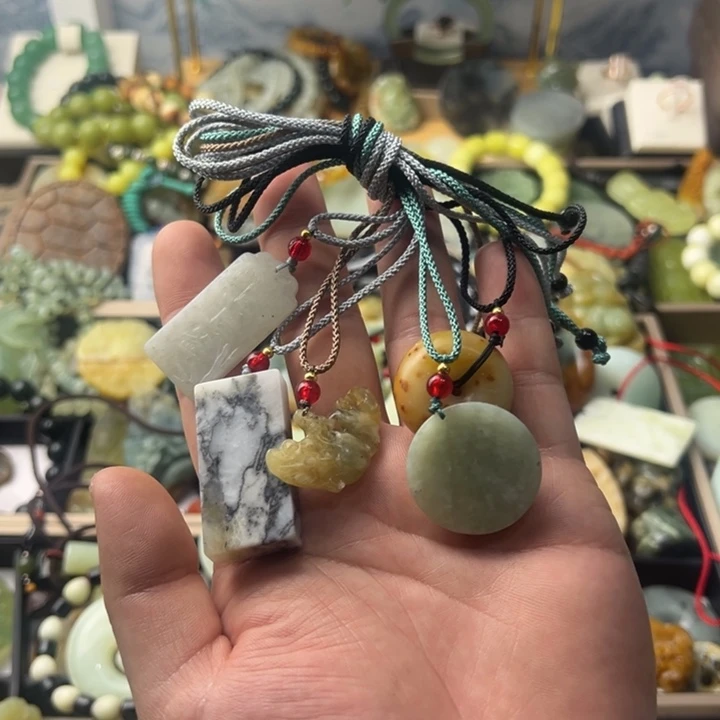 蛇纹石玉未镶嵌颈饰