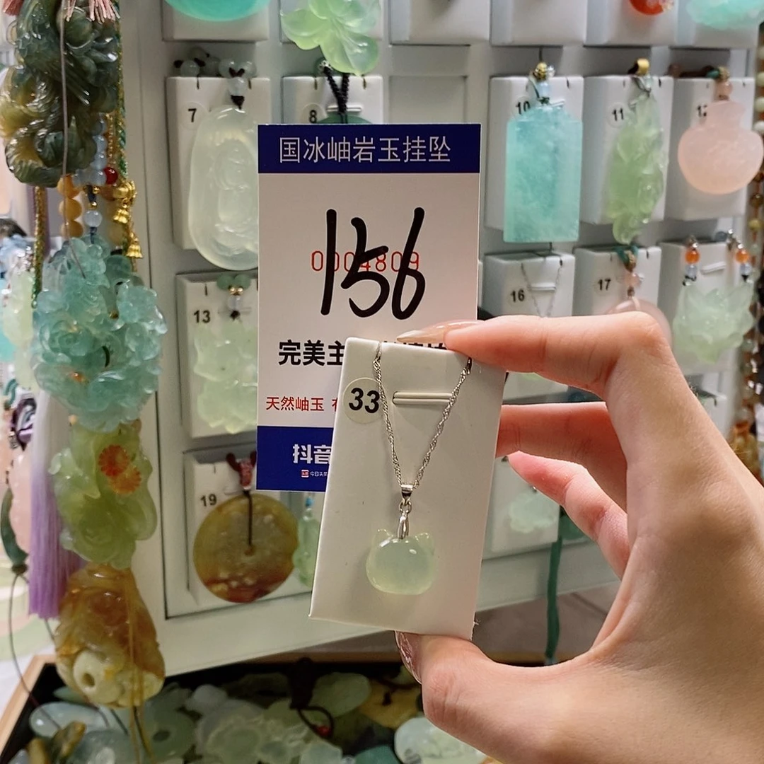 啘***月蛇纹石玉未镶嵌颈饰