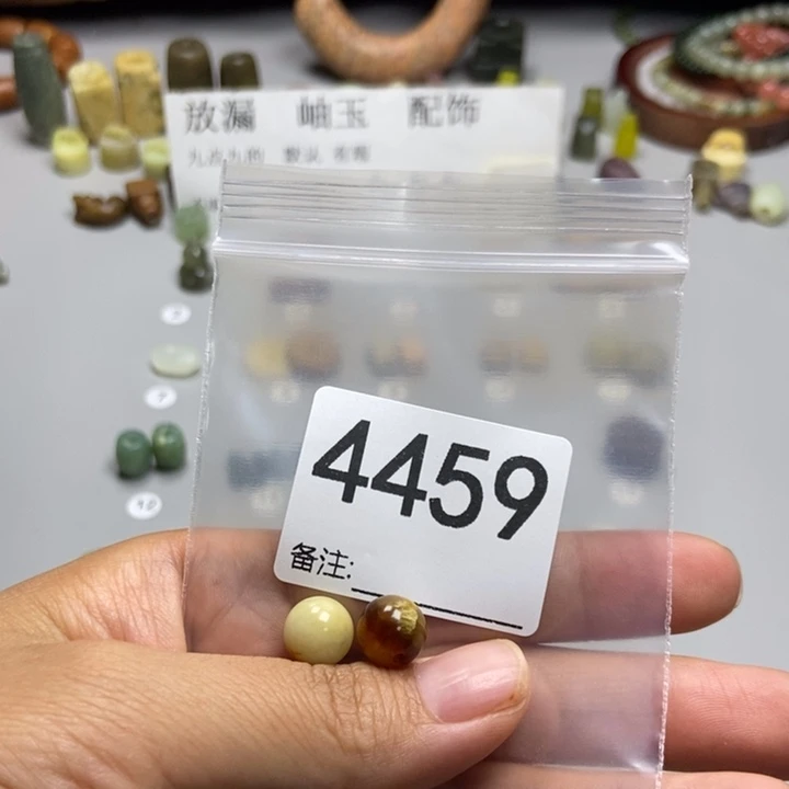 3***光未镶嵌蛇纹石玉颈饰