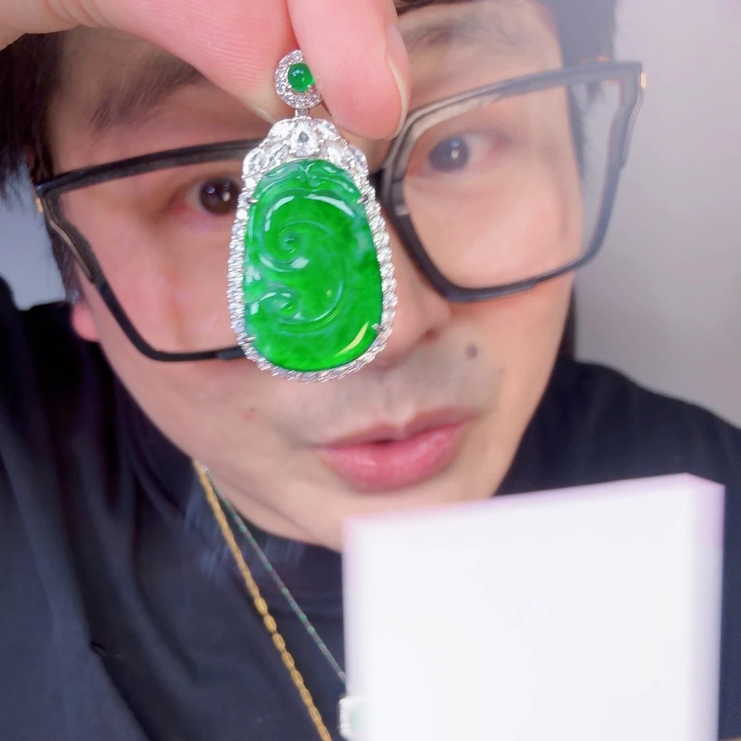 翡翠未镶嵌颈饰一件