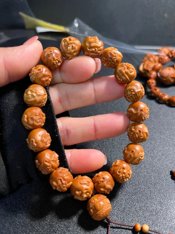 三十六罗汉，尺寸1.4x1.25，油核雕刻