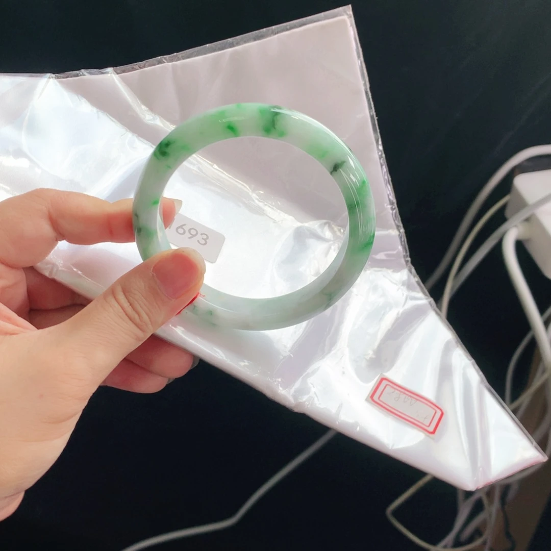 用***丽翡翠手镯未镶嵌03。