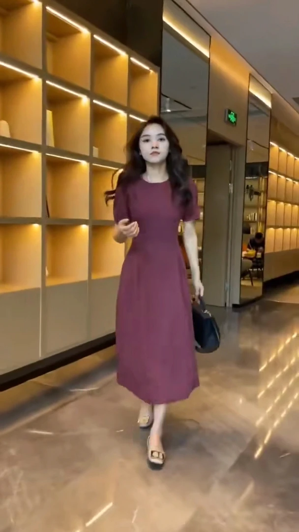 夏季法式复古圆领收腰连衣裙女洋气显瘦减龄中长款