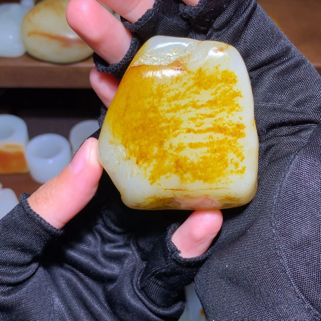 也***了和田玉未镶嵌颈饰