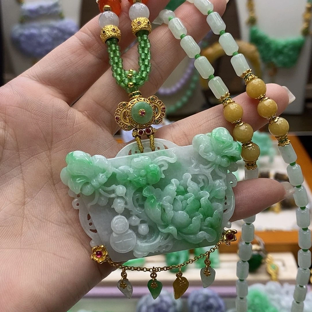 颈饰未镶嵌翡翠天然