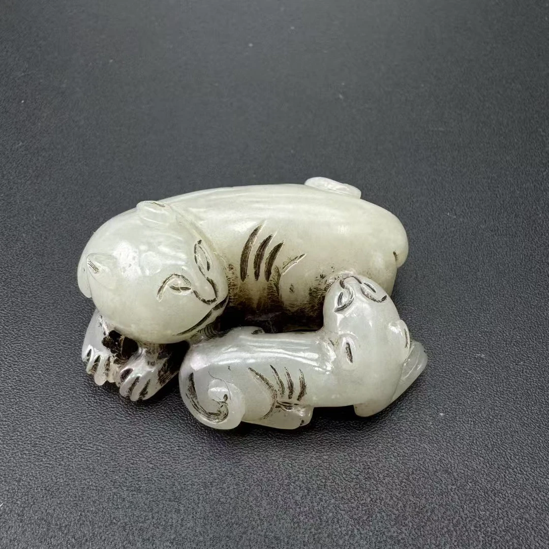 LOT.30/20世纪和田玉子母兽雕件/S517000