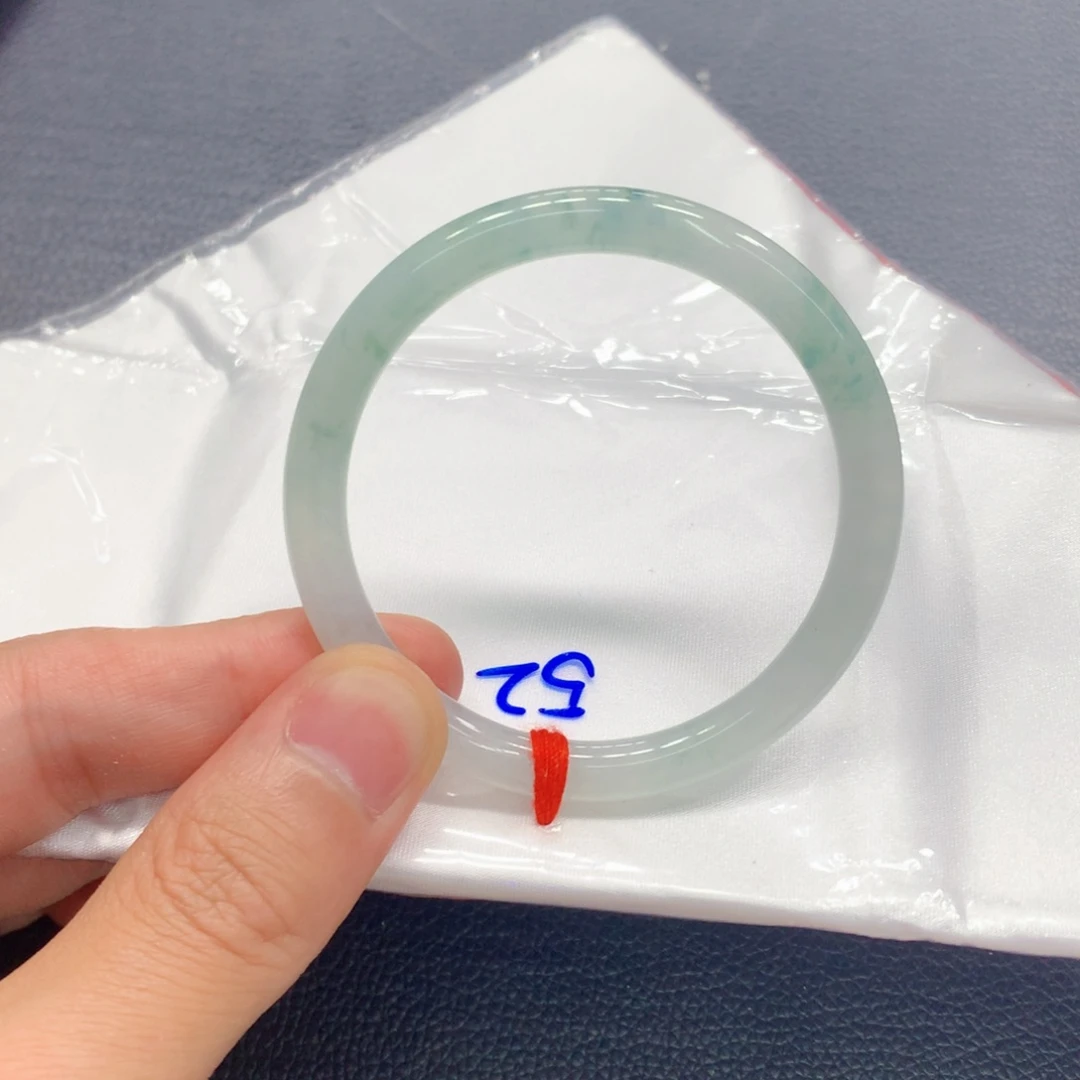 翡翠手镯未镶嵌翡翠