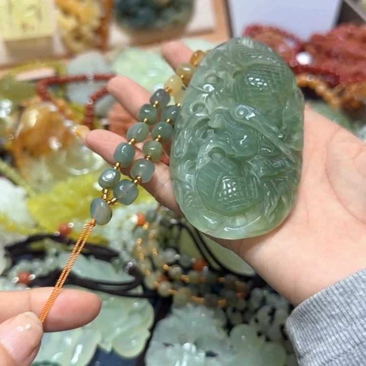 未镶嵌蛇纹石玉吊坠