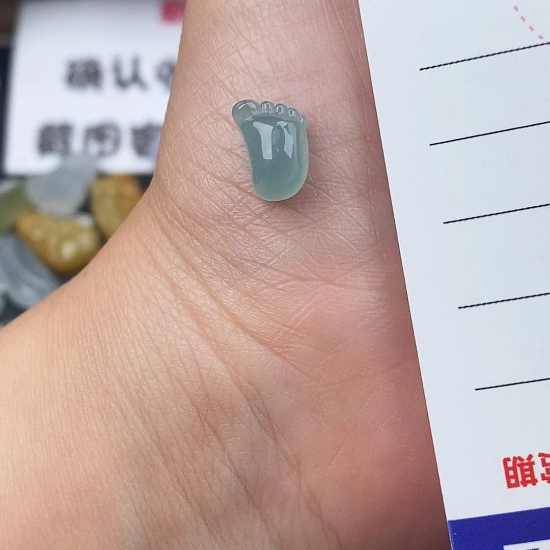 翡翠未镶嵌颈饰脚丫